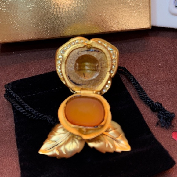 🐈⬛ Estee Lauder NWT solid perfume compact “ BEAUTIFUL YELLOW ROSE “ - Picture 2 of 9